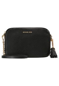 Černá kožená crossbody taška Michael Kors se zlatým řetízkovým ramenním popruhem a detailem v podobě třásně na bílém pozadí.