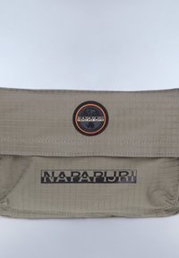 Borsa rettangolare beige con un motivo a griglia testurizzato, dotata di una toppa rotonda con logo e di un nome del marchio stampato in nero sul davanti.