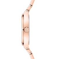 Montre en métal rose doré avec un cadran rond, un profil mince, une lunette lisse et un bouton-poussoir simple sur le côté. Le bracelet en acier est composé de maillons articulés.