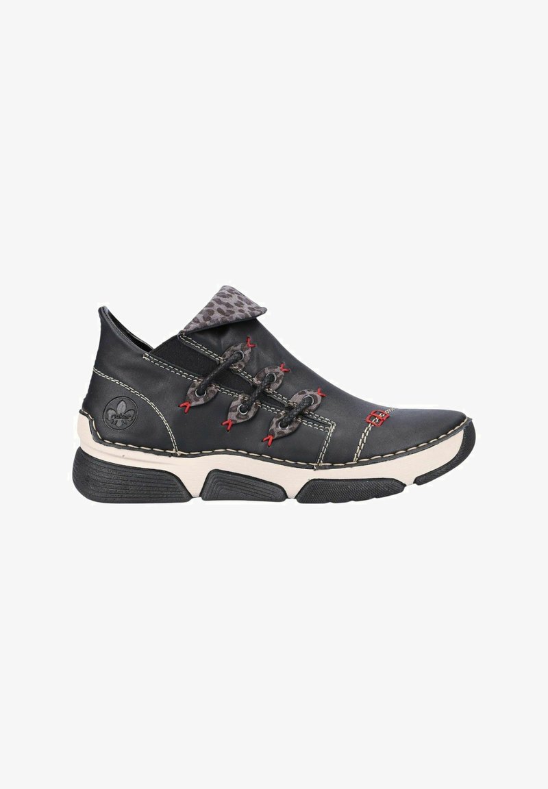 Baskets en cuir noir avec coutures blanches, languette imprimé léopard, détails en fil rouge et semelle épaisse blanche et noire, vue de côté.