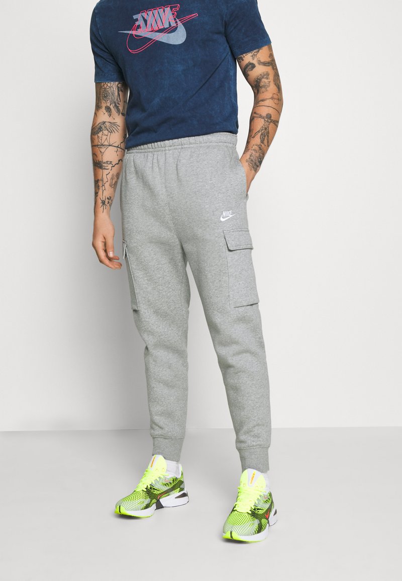 Nike Sportswear CLUB PANT - Cargo hlače - grey heather/matte silver ...
