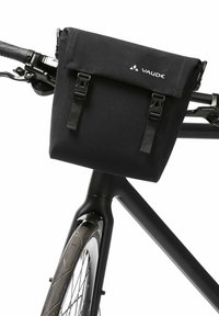 Borsa da bicicletta nera realizzata in tessuto resistente, progettata con chiusura roll-top e cinghie regolabili, montata su un telaio bici nero elegante.