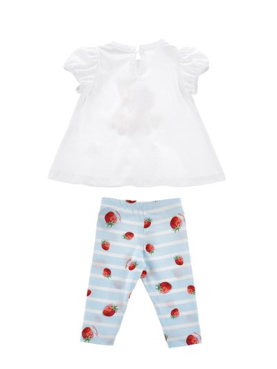 Λευκό κοντομάνικο μωρουδιακό μπλουζάκι με κουμπί στο πίσω μέρος και ανοιχτό μπλε ριγέ κολάν διακοσμημένα με κόκκινες εκτυπώσεις φράουλας.