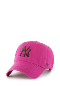 Rosa Baseballmütze aus Baumwolle, mit einem erhabenen braunen, gestickten New York Yankees Logo auf der Vorderseite und der Marke "47" auf der Seite.