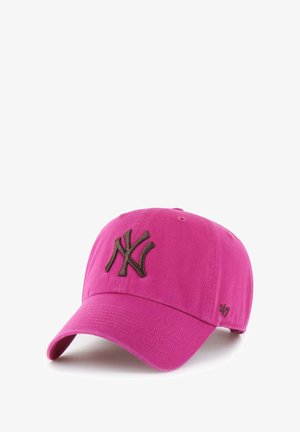 Rosa Baseballmütze aus Baumwolle, mit einem erhabenen braunen, gestickten New York Yankees Logo auf der Vorderseite und der Marke "47" auf der Seite.