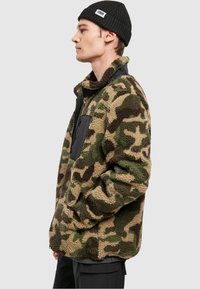 Urban Classics Fleecetakki - wood camo