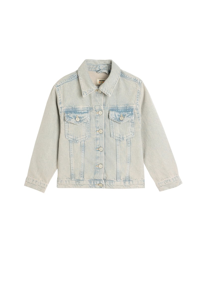 Giacca di jeans azzurro chiaro con chiusura a bottoni, due tasche sul petto e colletto classico. Presenta dettagli cuciti e maniche lunghe.