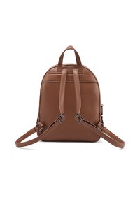 Zaino in pelle marrone con una parte superiore curva, due spallacci regolabili e una maniglia superiore. Caratterizzato da una texture liscia e un design minimalista.