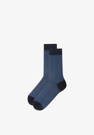 Pari sinisiä miehennukkasukkia, joissa on ohuet vaakaraitojen mustat resorit, kantapäät ja varpaat, esitetty valkoista taustaa vasten.