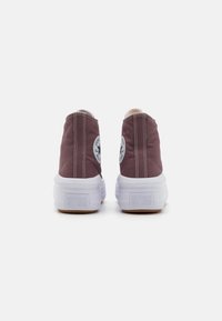 Hoge canvas sneakers in donkerpaars met witte rubberen zolen. Voorzien van een ronde logopatch en contrasterende stiksels.
