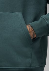 Jordan BASELINE - Felpa con cappuccio - oxidised green light dew