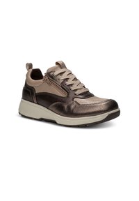 Bruine en beige sneaker van textuurleer, met veterluiting aan de voorkant, een rits aan de zijkant en een chunky witte zool. Heeft een mix van matte en metallic afwerkingen.