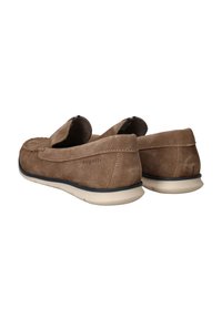 Bruine suède loafers met een gestructureerde afwerking, voorzien van een rubberen zool en gestikt detail langs de randen voor extra contrast.