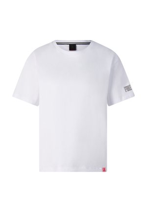T-shirt blanc à manches courtes avec col rond, texte "FIRE" sur la manche droite et petite étiquette rose sur l'ourlet inférieur.