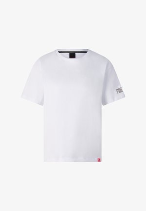 Biały T-shirt z krótkim rękawem i okrągłym dekoltem, z napisem "FIRE" na prawym rękawie i małą różową metką na dolnym brzegu.