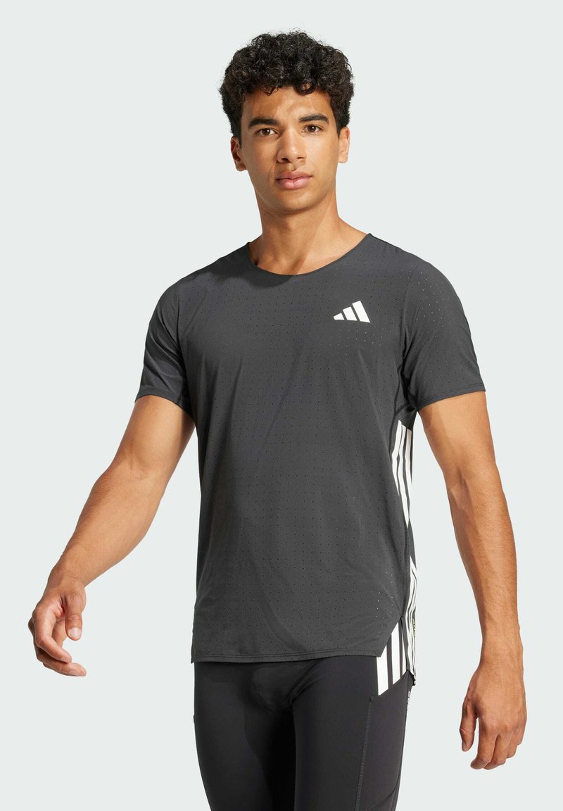 Camiseta deportiva negra de manga corta, con cuello redondo, textura perforada y logo de tres rayas blancas en el lado izquierdo del pecho y los laterales.