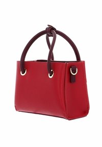 Czerwona torebka o fakturowanej powierzchni, z dwoma ciemnymi bordowymi uchwytami i metalowymi elementami. Kompaktowy, prostokątny kształt o dobrze zdefiniowanym designie.