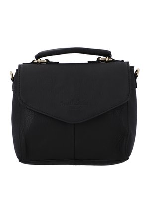 Bolso de mano de cuero negro con asa superior, cierre de solapa y logo de la marca sutilmente en relieve en la parte delantera.