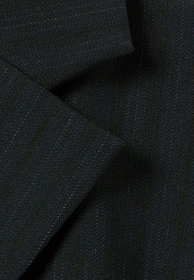 Tessuto di un blu navy scuro con sottili righe pinstripe. Superficie liscia con una finitura morbida, che mette in mostra un motivo tessuto dettagliato e una lucentezza variabile.
