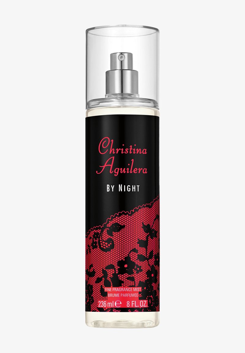 Flacon vaporisateur transparent étiqueté Christina Aguilera By Night, avec un motif de dentelle noire et rouge sur la partie inférieure, contient 236 ml de brume parfumée fine.