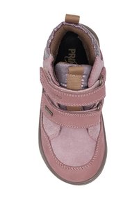 Różowy dziecięcy but z podwójnym zapięciem na rzep, wyściełanym kołnierzem i brązową pętlą na języku, pokazany z góry.