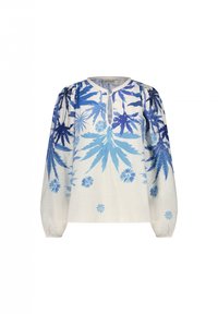 Weiße Bluse mit floralen Mustern in Blau und Blattdesign, langen Puffärmeln und einem runden Ausschnitt mit einer halben Knopfleiste.