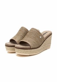 Sandalias de cuña con parte superior de tejido tejido en beige, plataforma en tonos marrón claro con detalles de yute texturizado, diseño sin hebillas y un pequeño acento decorativo.