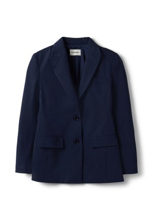 Blazer azul marino entallado con solapas con muesca, dos bolsillos frontales con solapa y dos botones, colocado sobre un fondo blanco.