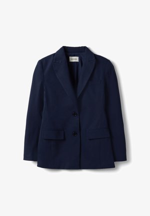 Navyblauwe, op maat gemaakte blazer met inkepingkraag, twee voorzakken met klep en twee knopen, plat gelegd op een witte achtergrond.