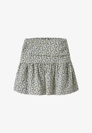 Hvit og blå blomstrete miniskjørt med rynket midje og lagdelt volangkant, laget av lett stoff.