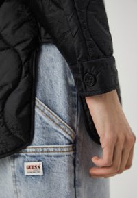 Guess NEW GIORGIA LOGO SHACKET - Krátký kabát - jet black