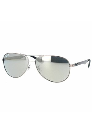 Occhiali da sole aviator in metallo argentato con lenti specchiate e dettagli neri testurizzati sulle astine. Presentano un dettaglio del logo sulla montatura.