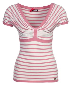 Top a maniche corte con righe orizzontali rosa e bianche, scollo a V profondo arricciato e vita aderente, con un piccolo emblema decorativo sull'orlo.