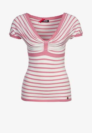 Różowo-biały top z krótkim rękawem w poziome paski, z marszczonym głębokim dekoltem w szpic i dopasowaną talią, ozdobiony małym dekoracyjnym emblematem na dole.