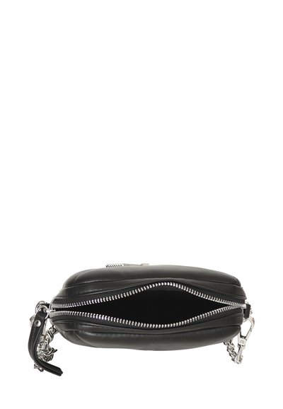 Borsa a tracolla in pelle nera con zip argentata parzialmente aperta e tracolla in catena argentata con dettagli in pelle.