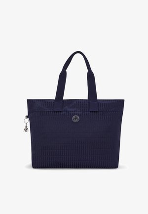 Marineblaue Tragetasche aus strukturiertem Nylon, mit zwei Stoffgriffen, einem dekorativen Anhänger und einem Logo-Akzent auf der Vorderseite.
