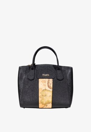 Bolso estructurado negro con un acabado texturizado, que presenta un panel central de mapa beige y acentos dorados en el logo. Doble asa en la parte superior.