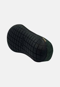 Vilt pantoffel met zwarte rubberen zool die een ruitpatroon vertoont, maat 39, met "Giesswein" branding op een witte achtergrond.