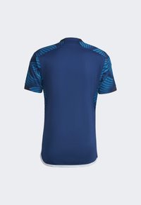 Granatowy sportowy T-shirt z krótkim rękawem, z teksturowanym wzorem niebieskich pasków na ramionach i białym obszyciem na dole.