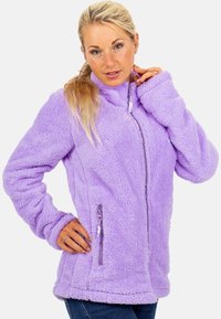 Veste en polaire violet clair avec un col montant, une fermeture éclair à l'avant et une poche zippée sur le côté. Texture douce et coupe décontractée.
