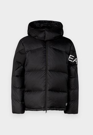 Giacca a vento nera con cappuccio, design trapuntato, zip frontale e grande logo sulla manica sinistra; texture liscia e imbottitura isolante.
