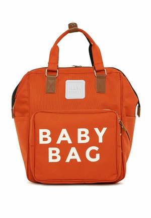 Orange stof babytas med to håndtag, der har en frontlomme mærket "BABY BAG" med fede hvide bogstaver og brune læderdetaljer.
