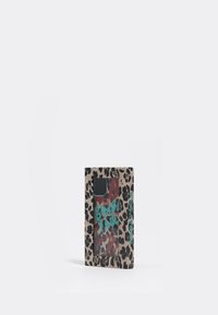 Packaging de funda de teléfono con estampado de leopardo y una ventana transparente. Presenta un texto en turquesa que dice "BIMBA Y LOLA" y un elemento de diseño rojo en el interior.