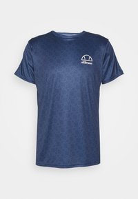 Granatowa koszulka z krótkim rękawem, wykonana z gładkiego materiału, z delikatnym wzorem geometrycznym oraz białym logo po lewej stronie klatki piersiowej.