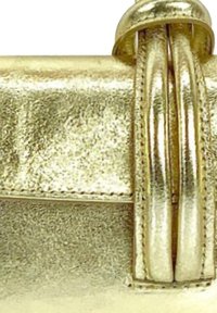 Pochette métallique dorée avec surface texturée, dotée de deux poignées arrondies et d'un design épuré. La fermeture se fait par un rabat lisse et plié.