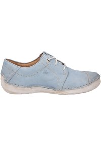 Chaussure en cuir bleu clair avec un bout arrondi, semelles blanches et couture décorative. Présente un système de laçage et un petit détail de logo.