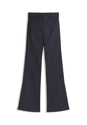 Pantalon bleu marine à rayures fines, coupe large, taille haute, passants de ceinture et fermeture à bouton devant, posé à plat sur fond blanc.