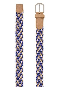 Vævet bælte i blå, beige og brune nuancer; viser et flettet design med en tan læderende og en sølvmetal spænde.