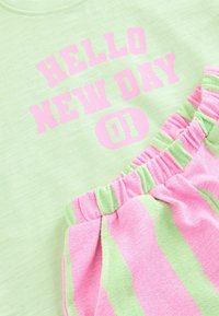 Next SHORT SLEEVE AND WIDE LEG- REGULAR FIT SET - Kalhoty - pink green slogan