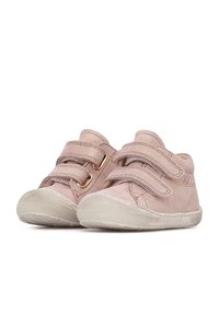 Růžové semišové boty pro batolata s dvěma suchými zipy, zaoblenou špičkou a texturovanou gumovou podrážkou. Obsahují akcenty zlatého kovu.